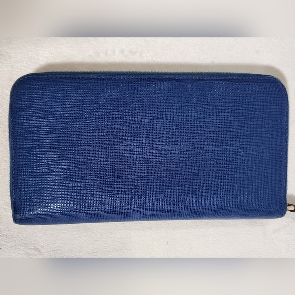 Fendi Selleria long zip. Slight fading int cloth pockets. Liggt coin residue - Picture 2 of 16